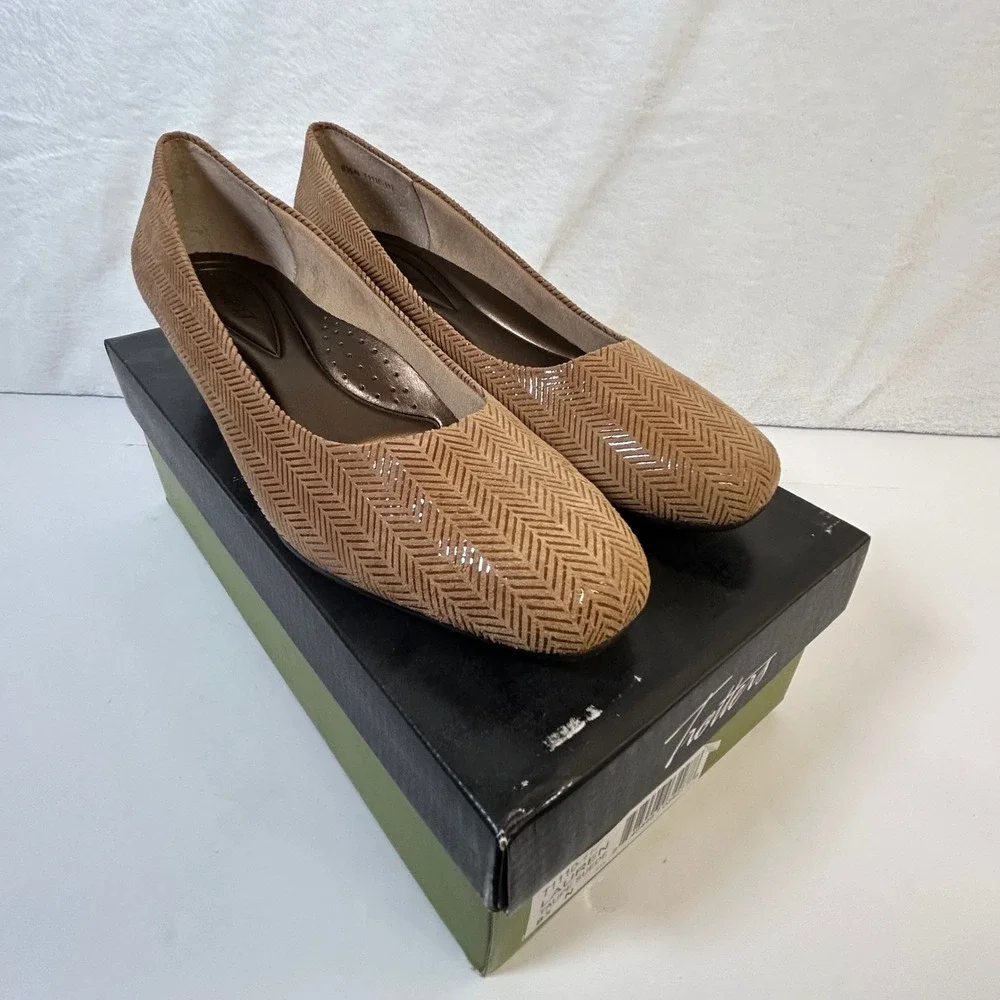 Trotters Lauren Taupe Suede Herringbone Wedge Pumps Womens 8.5 N